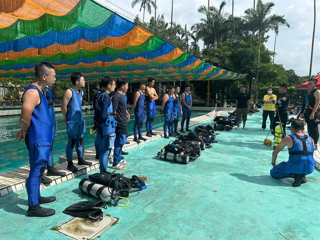 北市消防局今年已在青年公园游泳池及北海岸南雅渔港，完成65位潜水人员的公共安全潜水复训。(翻摄照片／林郁平台北传真）
