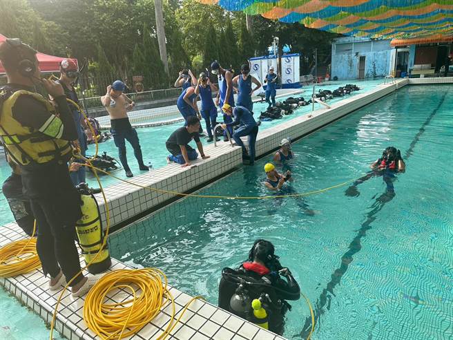北市消防局今年已在青年公园游泳池及北海岸南雅渔港，完成65位潜水人员的公共安全潜水复训。(翻摄照片／林郁平台北传真）