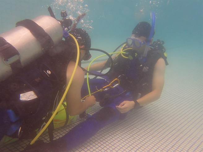 北市消防局今年已在青年公园游泳池及北海岸南雅渔港，完成65位潜水人员的公共安全潜水复训。(翻摄照片／林郁平台北传真）