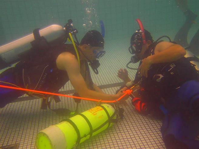 北市消防局今年已在青年公园游泳池及北海岸南雅渔港，完成65位潜水人员的公共安全潜水复训。(翻摄照片／林郁平台北传真）