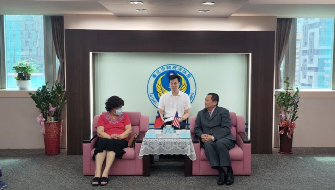 今（7）日下午台北市消防局邀请，美国凤凰城市政府国际姊妹会会长Lin Ling Lee等一行5人至消防局，由莫怀祖局长亲自接见，透过双向沟通的链结，彼此分享消防交流经验。（图／北市消防局提供）