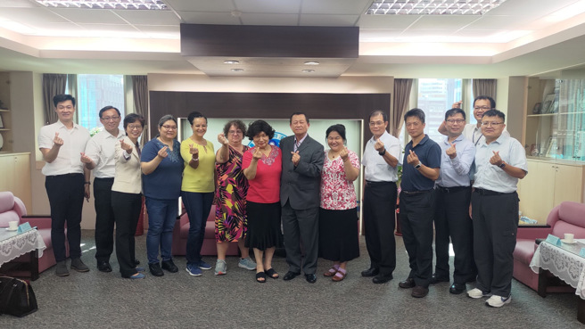 今（7）日下午台北市消防局邀请，美国凤凰城市政府国际姊妹会会长Lin Ling Lee等一行5人至消防局，由莫怀祖局长亲自接见，透过双向沟通的链结，彼此分享消防交流经验。（图／北市消防局提供）