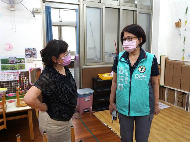 台中市立大里幼儿园有4班转型为2岁专班，日前台中市议员张芬郁（右）前往本园了解教室改建情形。（台中市议员张芬郁提供／潘虹恩台中传真）