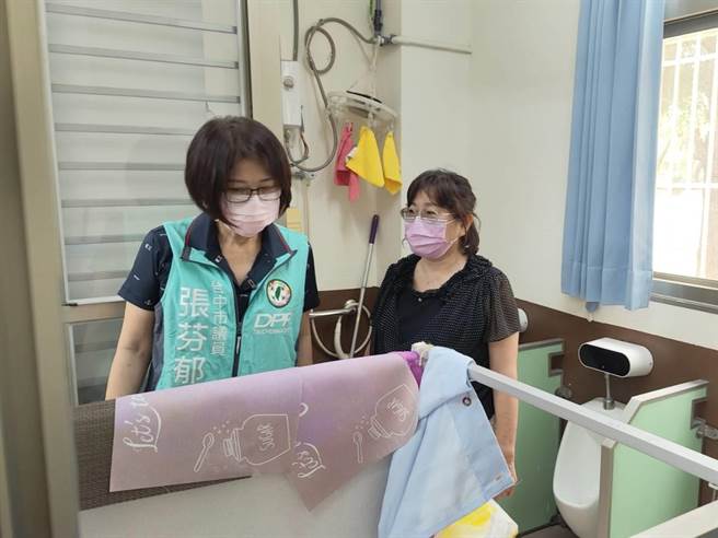 台中市立大里幼儿园本园有1班将转型2岁专班，园长林穆英（右）表示，2岁专班教室最大需求就是教室内必须有厕所，原有教室若有此设备改建就非常快速。（台中市议员张芬郁提供／潘虹恩台中传真）