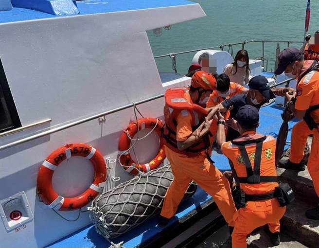 海巡署派遣PP3578艇及人员紧急出勤，协助眼球受伤的东莒曹姓乡亲送医治疗。（马祖海巡队提供）