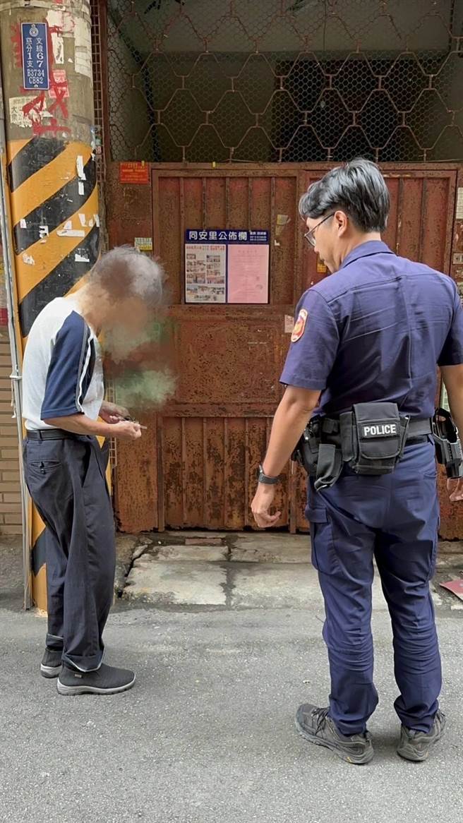 桃園市75歲張姓老翁誤闖基隆港口管制區，桃園員警獲報後，到基隆將其載回桃園住處。（翻攝照片）