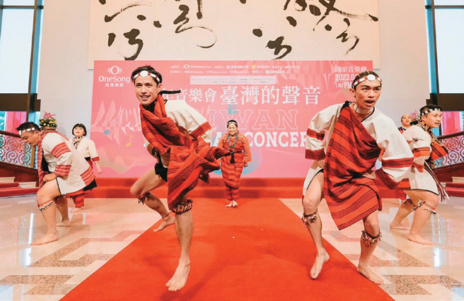 德伊木（左前）透过表演推广赛德克族及其文化。（摄影／陈宥中）