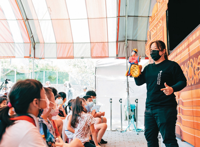 小朋友聚精会神地看着偶戏表演，沉浸在看戏的快乐中。（摄影／蔡耀徵）