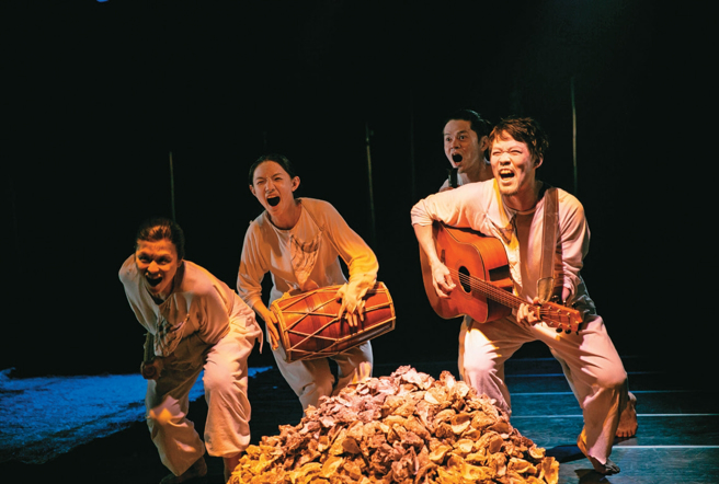 《蚵仔夜行军》亲子版以魔幻的蚵仔寓言展开，由小蚵仔带着观眾歷经一场回击污染事件的冒险，带动生态环境与土地变化的思考。（摄影／沈哲弘）