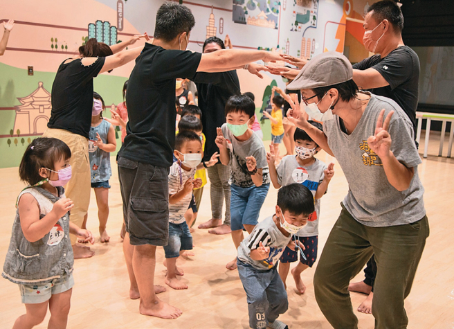 国家两厅院举办亲子可共同参与的系列活动，引领大、小朋友体验艺术的魅力。（图／国家两厅院）