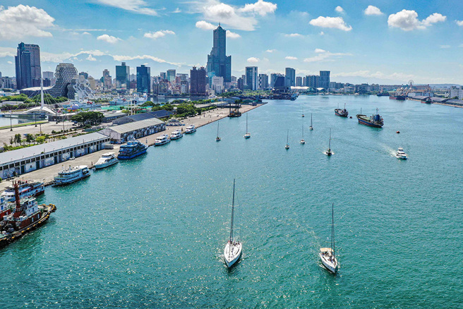 蔚藍天空搭配湛藍大海，是專屬於港都的藍色魅力。去年高雄「海洋派對」創下上萬人次到訪紀錄，成為熱門打卡關鍵字。(圖片提供/高市府海洋局)
