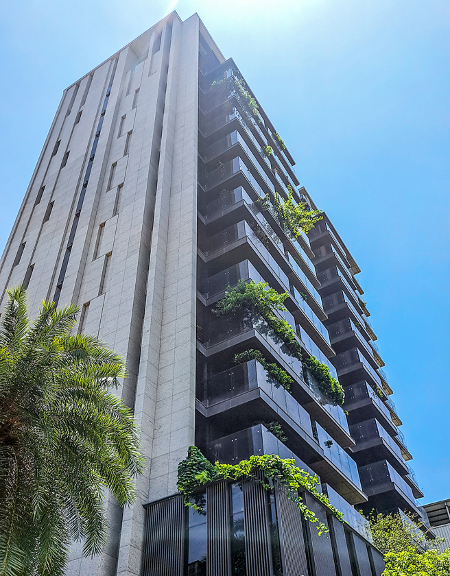 採用懸臂陽臺搭配高透光率欄杆，讓家家戶戶的私人花園變成城市綠化的一環。(攝影/Carter)
