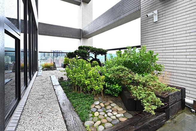 頂樓公共區域選擇適合的植栽綠化，降低建築外殼熱負荷，為住戶提供休閒賞景的空間。(攝影/Carter)
