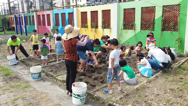 陳乙平任職鼓岩國小食農教育的指導老師，也配合3~4年級學童的自然課程，帶領樂齡班學員和學童，打造校園有機農場。(圖片提供/陳乙平)
