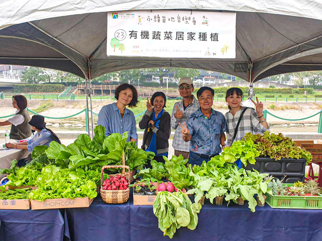 北高雄社區大學有機蔬菜居家種植成果展。(圖片提供/陳乙平)
