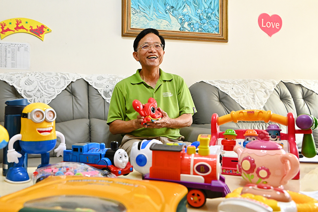 電子公司退休的蘇顯榮，創立「蘇爸玩具醫院」，專門維修壞掉的玩具，6年來共經手1500多個玩具。(攝影/Carter)
