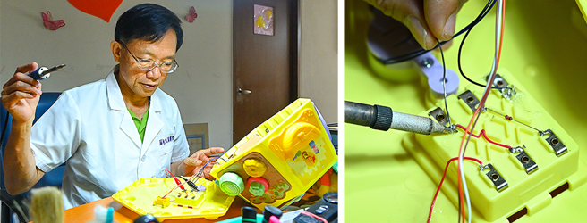 每次接到客人送修的玩具，蘇爸都當作是幫自己的孫子維修，仔細檢視每個細節。右圖蘇爸拿著電烙鐵焊接工具維修玩具內部的電池彈片。(攝影/Carter)
