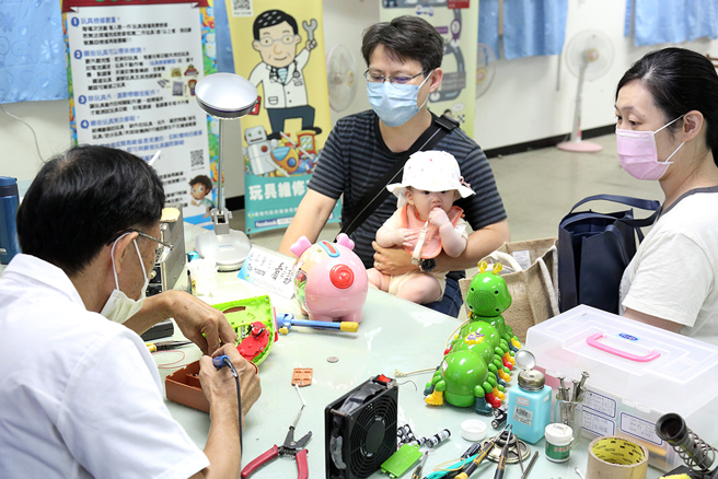 高市府環保局南區清潔隊邀請蘇爸玩具醫院到活動現場免費檢測維修。(攝影/Carter)
