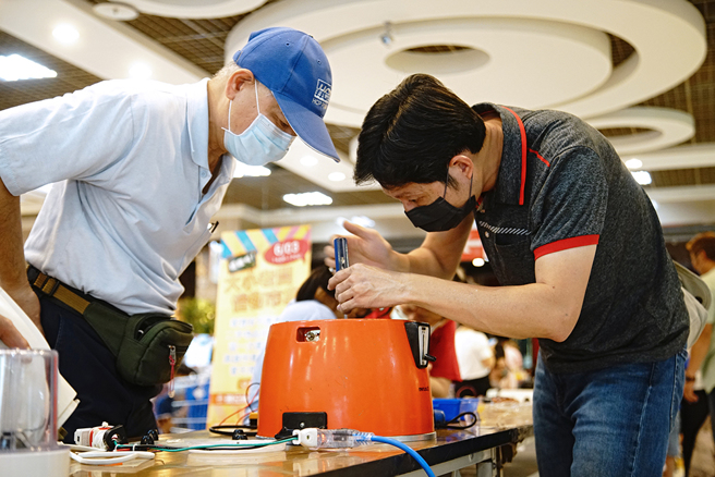 小家電診所不定期參與活動擺攤，活動當天民眾拿著壞掉的電鍋來掛號。(攝影/曾信耀)
