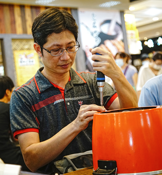 小家電診所召集人黃武就，平時為楠梓國小老師，因認同歐洲「維修咖啡館」概念，與一群志同道合的維修朋友，當起志工免費幫民眾修小家電。(攝影/曾信耀)
