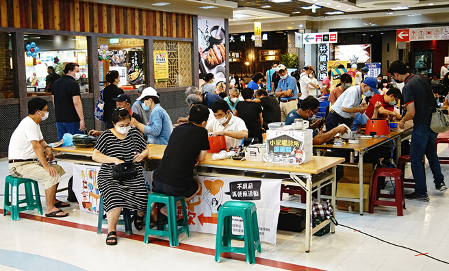 小家電診所每次活動擺攤，大約會出動10多名維修志工在場免費為民眾服務。(攝影/曾信耀)
