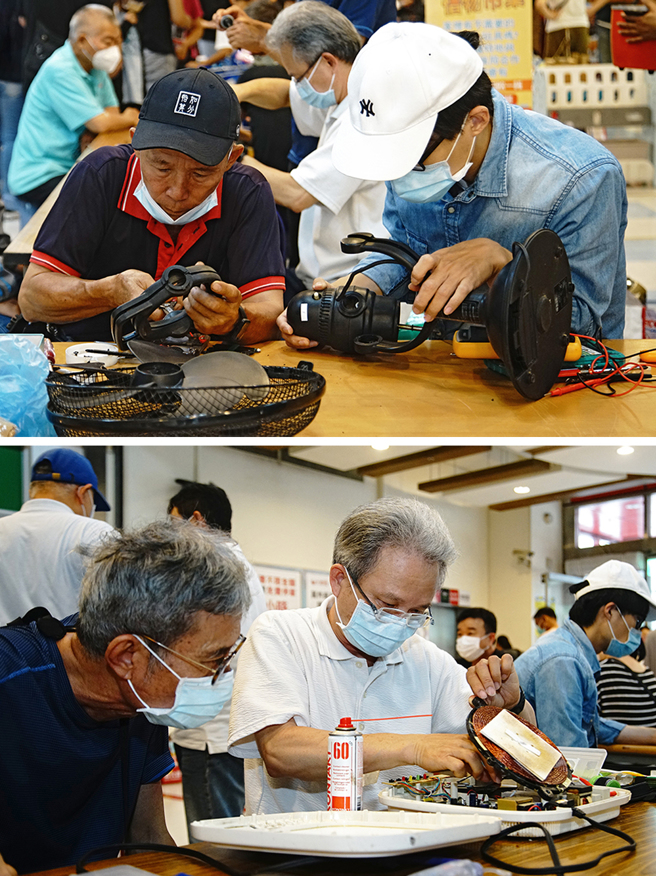 小家電診所的慣例是，讓送修者留在現場參與維修過程，維修志工能適時分享如何照顧與保養小家電的訣竅。(攝影/曾信耀)
