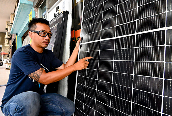 电池专卖店老板、网红「龙哥」同时也经营YouTube频道「在户外跌倒Falling Outdoors」。(摄影/Carter)
