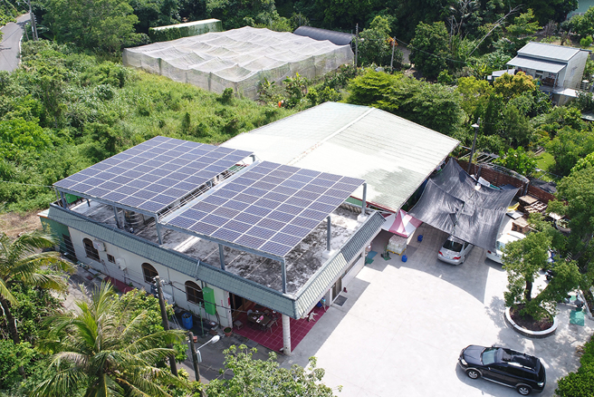 龙哥认为最简单的居家太阳能运用，是将太阳能板作为採光罩或雨遮。(图片提供/高市府工务局)
