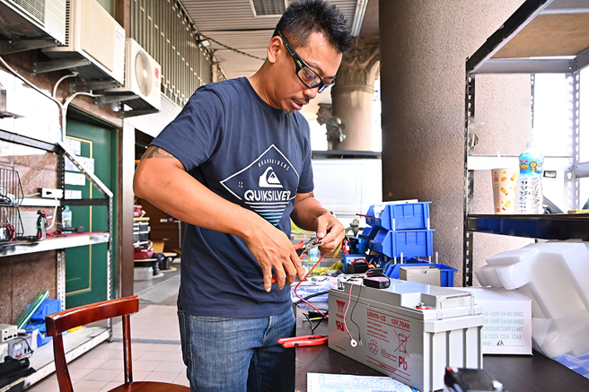 网红龙哥的电池专卖店，经常帮客人组装电池，依照客人需求去搭配设备。(摄影/Carter)
