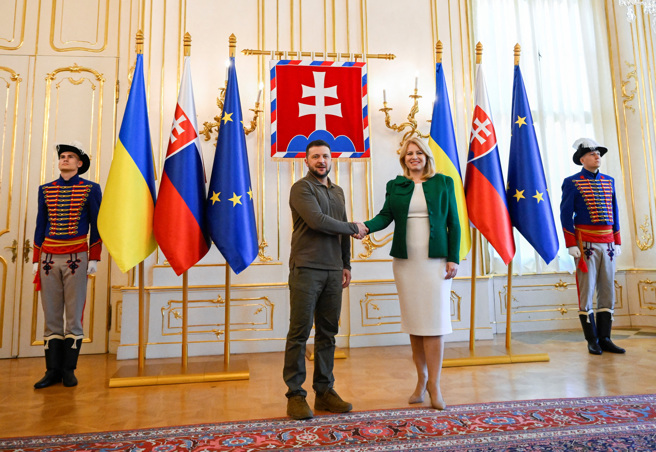 乌克兰总统泽伦斯基（左）7日到访斯洛伐克，会见斯洛伐克总统查普托娃。（路透社）