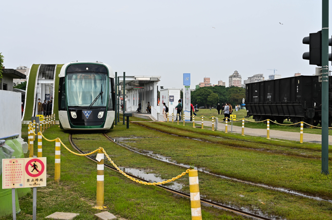 德国人看见高雄轻轨有装设栅栏，觉得相当诧异，让负责接待的台湾男子不晓得该如何回应。（示意图／shutterstock）
