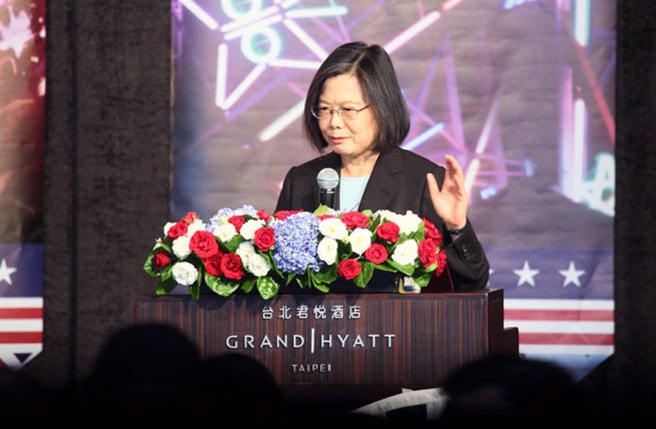 AIT6日举办独立纪念日247周年庆祝酒会，总统蔡英文（图）致词时表示，不论下一任总统是谁，台美关系都会持续深化，相信他们会毫不犹豫的认同，她还当场点名3位参选人，「可以举手一下吗？说YES！」（张铠乙摄）