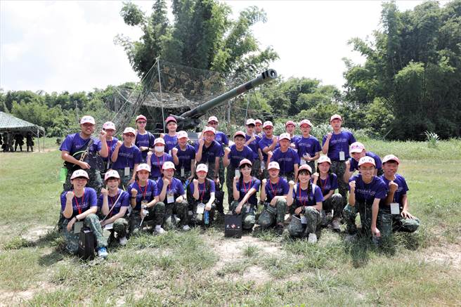 「全方位战士体验营」7日参访陆军43炮指部考潭营区，见证「兴安专案」荣舍整建成果与炮兵精实战力。（八军团提供／林雅惠高雄传真）