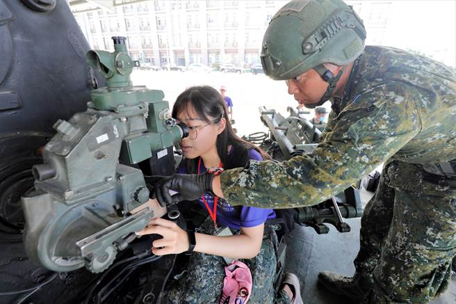 参训学员体验M110A2自走炮操作。（八军团提供／林雅惠高雄传真）