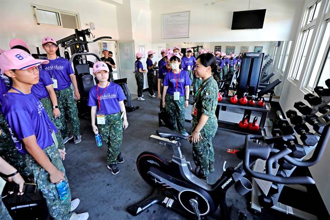 考潭营区的整建成果，学员参观营区健身房情形，让训学员留下深刻印象。（八军团提供／林雅惠高雄传真）
