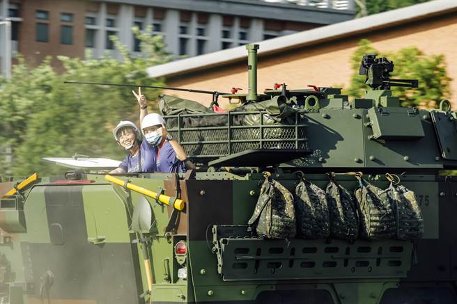 首日学员在天山营区实施「八轮甲车试乘」，一览大岗山沃野千里的风光美景。（八军团提供／林雅惠高雄传真）