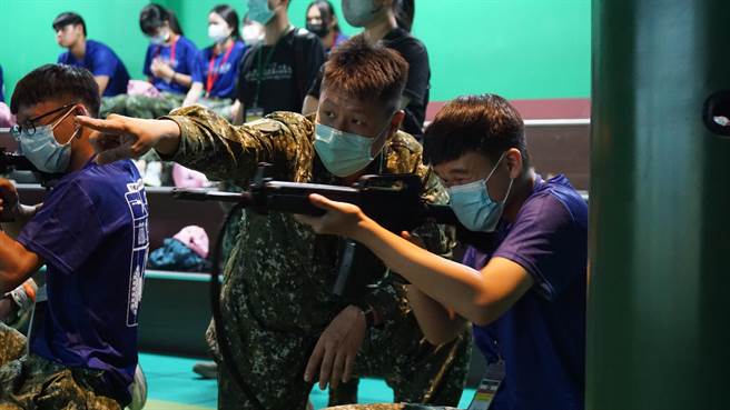 第二天到金汤营区「T91步枪模训馆」，结合科技化的拟真训练体验战场临场感。（八军团提供／林雅惠高雄传真）