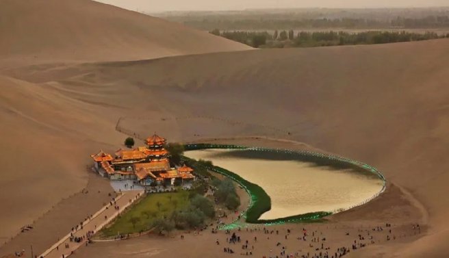 月牙泉位于月牙泉风景区，古称沙井，俗名药泉，位于甘肃省敦煌市西南5公里鸣沙山北麓。（图/微博）