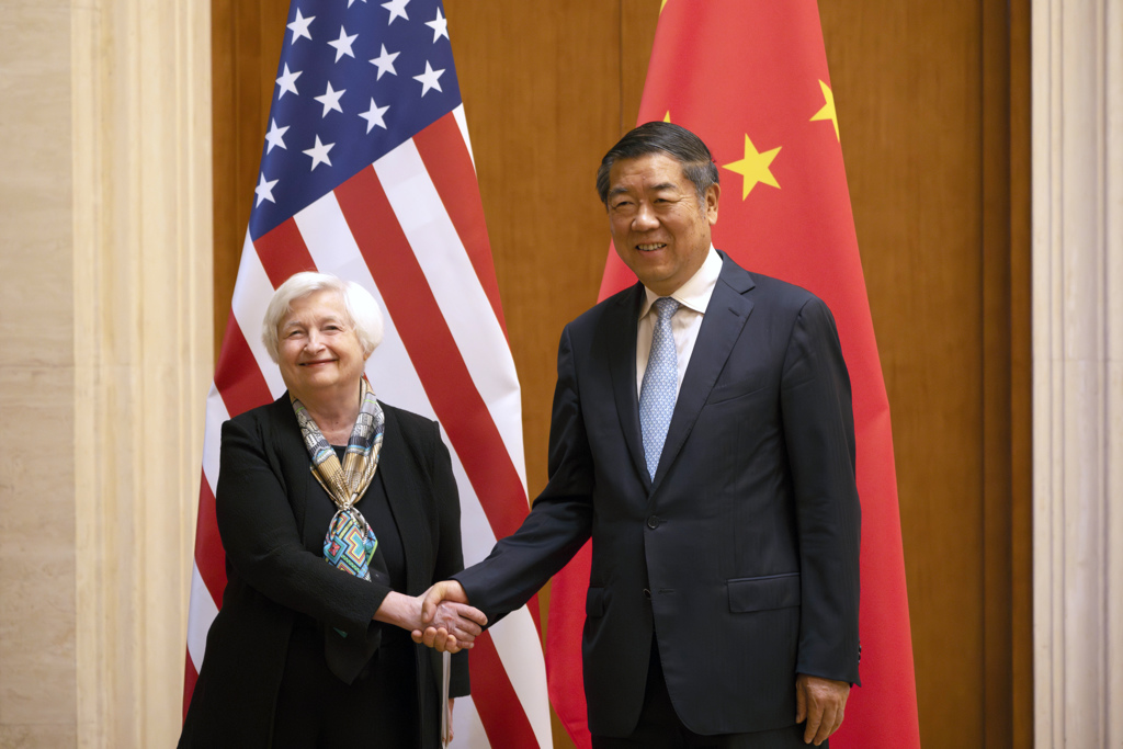 美国财政部长叶伦（左）8日在北京会晤中国国务院副总理何立峰（右）。（美联社）(photo:ChinaTimes)