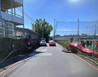 賽車場玩卡丁車撞破護欄 人車卡鐵絲網還擦撞保時捷