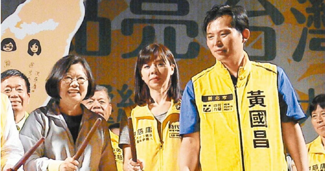 黄国昌说他的一大堆土地，都是畸零地，都是用来种菜的。但他的一块新北市「畸零地」在保护区，保护区竟然可以铺水泥，还变成停车场出租，停了2、30辆车，这是黄国昌的魔术。（图／报系资料照）