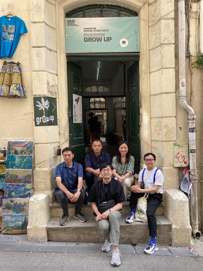 法國亞爾國際攝影節參展的台灣藝術家吳權倫（右起）、策展人張弘瑜、藝術家郭哲希、許震唐、羅晟文。（張弘瑜提供）