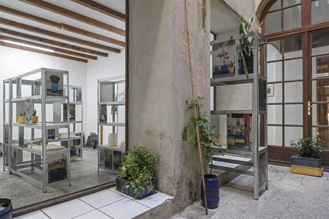 吳權倫《接替器》探討庶民居家及工廠前再利用工業容器盆栽的現象，將攝影作品採熱轉印在鋁板輸出裝置。（吳權倫提供）