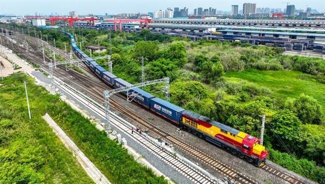澜湄蓉欧快线班列首发，实现东南亚至欧洲铁路货运直达。图为「澜湄蓉欧快线」班列首发。（大陆央视）