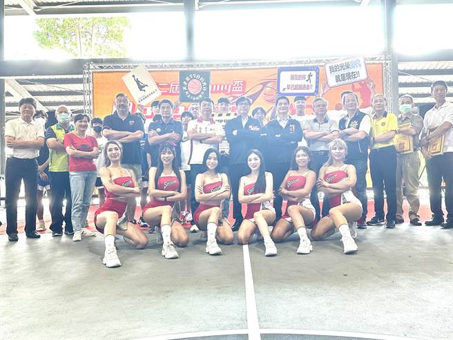 高雄市政府警察局少年警察队再度举办雄young杯「Defense 守一波青春」3对3篮球赛，邀请钢铁女神雅典娜热闹开场。（杨舒婷摄）