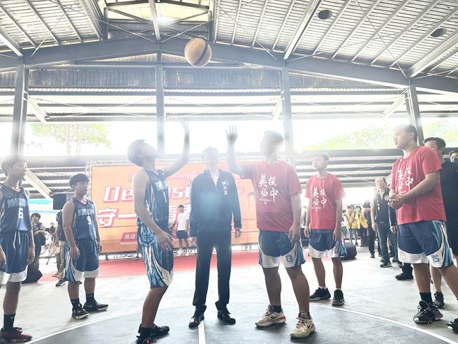 高雄市长陈其迈亲自开球。（杨舒婷摄）