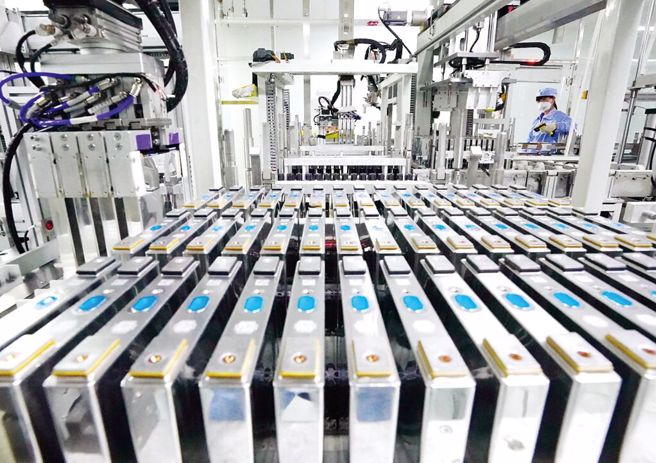 近期锂电材料报价下跌，电池级碳酸锂大跌。图／新华社