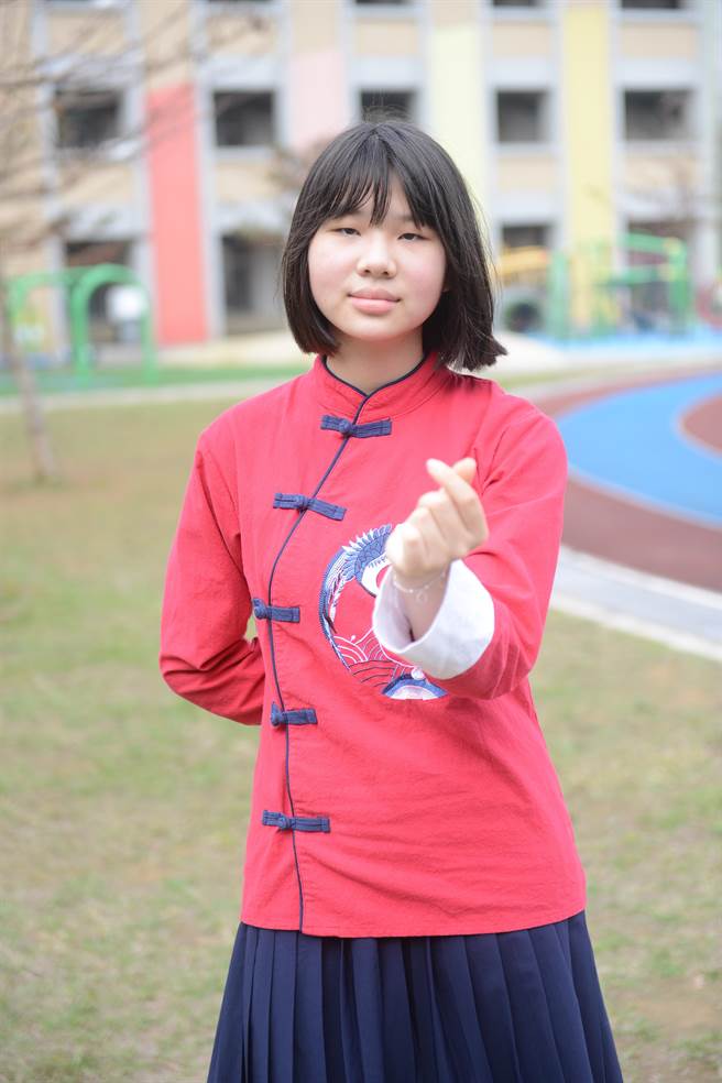 桃園市楊梅區瑞梅國小畢業生任亞珍的爸爸是退伍軍人，母親是大陸新移民，雖然父親早逝，但她不畏困難，努力向上。（桃園市教育局提供）