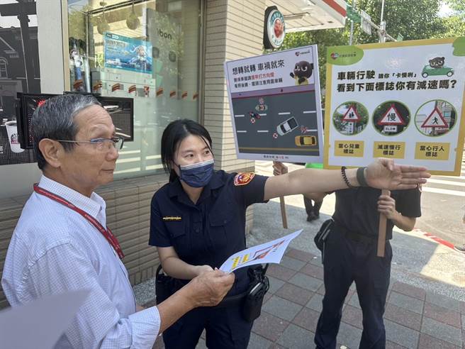 松山分局员警执行走动式宣导，提醒长者用路安全。（翻摄照片／林郁平台北传真）
