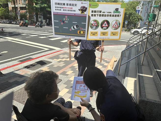 松山分局员警执行走动式宣导，提醒长者用路安全。（翻摄照片／林郁平台北传真）